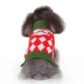 Vue détaillée du pull de Noël pour chien, tricot d'hiver douillet à col roulé rouge et blanc. - S / Rouge