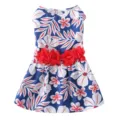 Vue détaillée de la jolie robe d'été pour animal de compagnie avec ceinture florale rouge. - XS / Bleu Marine