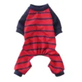 Nahaufnahme des weichen, rot-blau gestreiften Hunde-Pyjamas mit vier Beinen aus Baumwolle. - XS / Rot Gestreifter Stil (SY60)