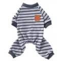 Detailansicht der grauen gestreiften Baumwoll-Hundepyjamas mit Rippbündchen am Saum. - XS / Grau Gestreifter Vierbeiniger Pyjama mit Lederabzeichen (SY62) / SY62 Grau Gestreift