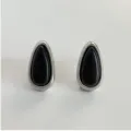 Vista detallada de pendientes de gota de obsidiana en montura de plata - Pendientes de botón (1 par)