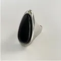 Anillo minimalista con obsidiana en forma de lágrima y banda de acero pulido - Talla 7 / Anillo