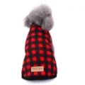 Vista posteriore dettagliata di un caldo maglione invernale per cani a scacchi rossi e neri - XS / Plaid Rosso