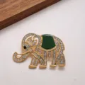 Élégante broche éléphant dorée avec des strass scintillants et détail en émail vert - Style Éléphant (ML061)