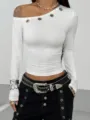Κομψό ασυμμετρικό crop top με μακριά μανίκια και μεταλλικές οπές για μοντέρνα εμφάνιση. - S / Λευκό