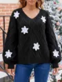 Gros plan sur le pull noir col V en tricot avec flocons de neige crochetés et motif argyle. - S / Noir