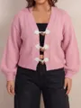 Rosa Strickjacke mit V-Ausschnitt, langen Ärmeln und stilvollen Hornknopf-Verschlüssen. - 3XL / Rosa