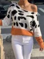 Vista dettagliata del maglione in maglia leopardata con spalle scoperte per donna in strada - Taglia S / Top / Arancione
