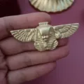 Detaillierte Makroansicht einer mattgoldenen ägyptischen Pharao-Brosche im Vintage-Stil - Ägyptischer Geflügelter Pharao-Stil / Mattgold