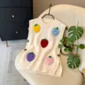 Chaleco de punto blanco crema para mujer con parches de fresas en 3D de colores - S / Albaricoque