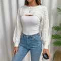 Maglione corto bianco in maglia bolero da donna con maniche lunghe e dei jeans blu chic - Bianco