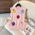 Chaleco de punto rosa con cuello redondo y apliques de fresas de colores en 3D - S / Rosa