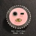 Vista ravvicinata di un'elegante spilla tonda rosa con perle e gemme varie. - Stile Viso Astratto (Stile 17)