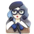 Gros plan détaillé de la broche en acrylique avec une fille à lunettes et béret bleu - Fille Béret Bleu (C9-3-8621)