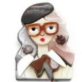 Détail d'une broche en acrylique avec design de fille à lunettes vintage - Fille Brun Foncé (F2-4-9945)