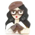 Broche artisanale en acrylique représentant une fille élégante avec lunettes et béret - Fille Ton Café (F2-4-9946)