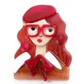 Vue détaillée d'une broche en acrylique représentant une fille rousse artistique - Fille Béret Rouge (F2-5-9973)