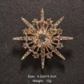 Dettaglio di un'elegante spilla a stella con strass scintillanti su sfondo nero. - Stile Fiocco di Neve Ottagonale (Stile 15)