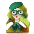 Gros plan d'une broche artistique en acrylique faite main d'une fille avec lunettes et béret - Fille Béret Vert Foncé (F2-5-9974)