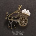 Vista dettagliata di una spilla a carrozza vintage con smalto nero e perle bianche. - Stile Figura Carrozza (Stile 18)