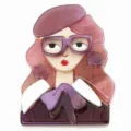 Gros plan détaillé d'une broche en acrylique représentant une fille à lunettes et béret. - Fille Béret Rose Violet (Q0-2-6738)