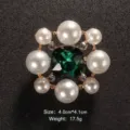 Dettaglio spilla medaglione vintage con cristallo verde e perle, dimensioni 4,0x4,1 cm. - Stile Cristallo Verde Scuro (Stile 13)