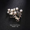 Dettaglio ravvicinato dell'elegante spilla a cervo con perle e strass luccicanti - Stile Cervo Elegante (12 Stili)