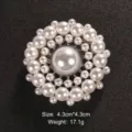 Dettaglio di una spilla a medaglione con perle vintage con dimensioni 4,3 cm e peso 17,1 g - Stile Perla Radiale (Stile 11)