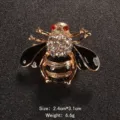 Primo piano di elegante spilla a forma di ape con strass e finitura dorata - Stile Ape Dorata (Stile 5)