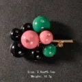 Primo piano della spilla a uva vintage, dimensioni 3,9x5,7 cm e peso 14,7 g. - Stile Uva Colorata (Stile 10)
