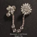 Primo piano di un'elegante spilla a fiore vintage con strass e catena molto lucente - Stile Floreale con Nappine (Stile 20)