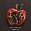 Dettaglio spilla mela rossa con scritta colorata 'I Love To TEACH' e piccoli cristalli. - Stile Mela per Insegnante (Stile 9)