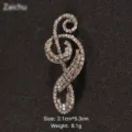 Primo piano di un'elegante spilla a nota musicale con strass trasparenti scintillanti - Stile Chiave Musicale (Stile 8)