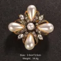 Dettaglio di una spilla vintage dorata con perle a goccia e cristalli trasparenti. - Stile Grande Perla a Goccia (Stile 21)