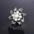 Dettaglio macro di un'elegante spilla a fiocco di neve vintage in argento con perle - Stile Floreale Fiocco di Neve (Stile 7)
