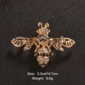 Dettaglio di una spilla a forma di ape vintage dorata con cristalli scintillanti - Stile Ape Incavata (Stile 6)