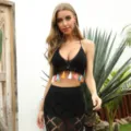 Detailaufnahme schwarzes handgehäkeltes Bikini-Top mit bunten Quasten und Cut-outs - M / Oberteile / Schwarz