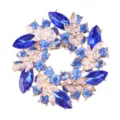 Detailansicht einer eleganten doppelschichtigen blauen Kristallkranz-Brosche aus Goldlegierung - Blau und Weiß auf Gold