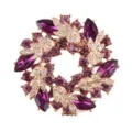 Detailansicht einer eleganten Blumenkranz-Brosche mit lila Kristallen und goldenen Blättern - Lila auf Gold