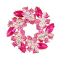 Detailansicht einer doppellagigen Kristall-Kranzbrosche mit rosa Strasssteinen. - Pink and White on Gold
