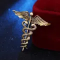 Antike goldene Hermesstab Brosche mit geflügelten Schlangen Medizinisches Symbol Anzug - Altgold