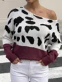 Vista dettagliata del maglione da donna in maglia con stampa mucca e scollo a barchetta - Taglia S / Top / Rosso ciliegia