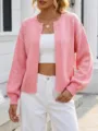 Primo piano del dettaglio del cardigan in maglia rosa con texture morbida e maniche. - Taglia S / Rosa