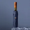 Ombrello pieghevole retro blu marino a 10 stecche con manico in legno per sole e pioggia. - Blu navy