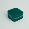 Compact emerald green square velvet jewelry box with elegant gold zipper closure for rings - Square / Green