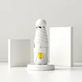 Kompakter weißer Kapselschirm mit UPF50+ Schutz und minimalistischem Design. - 6-Knochen Faserrahmen / Mondlichtweiß