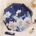 Paraguas plegable azul marino con estampado floral, protección solar y mango de madera clásico - Manual 3 Pliegues (8 Varillas) - Estampado Floral Peonía / Azul marino