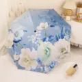 Elegante paraguas plegable con flores azules y mango de madera para sol y lluvia - Manual 3 Pliegues (8 Varillas) - Estampado Floral Peonía / Azul claro