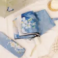 Paraguas plegable azul con estampado floral, revestimiento UV y funda de transporte - Automático 3 Pliegues (8 Varillas) - Estampado Floral Peonía / Azul claro
