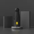 Tragbarer schwarzer Kapsel-Sonnenschirm mit UPF50+ Schutz auf minimalistischem Podest - 6-Knochen Faserrahmen / Schwarz